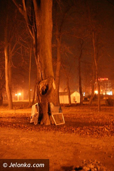 park-zdrojowy-noca-lsni-w-blasku-latarni-37225