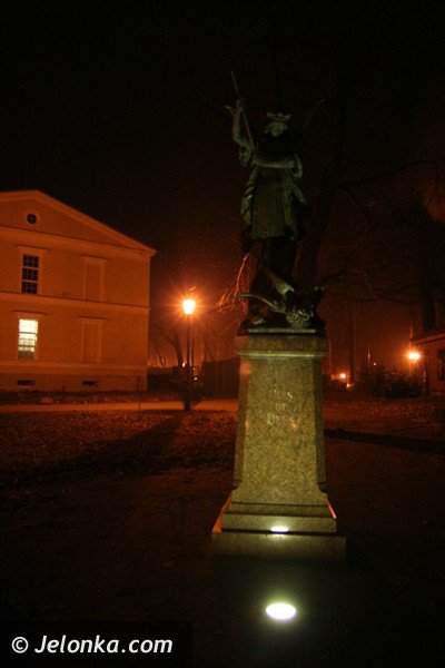park-zdrojowy-noca-lsni-w-blasku-latarni-37225