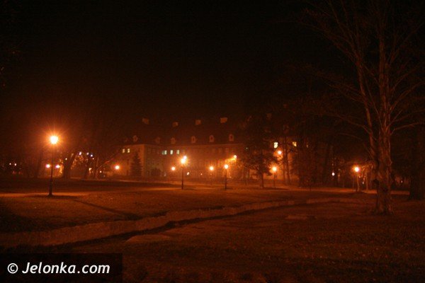 park-zdrojowy-noca-lsni-w-blasku-latarni-37225