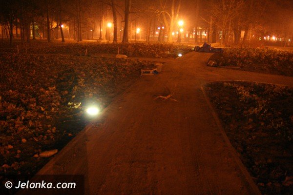 park-zdrojowy-noca-lsni-w-blasku-latarni-37225
