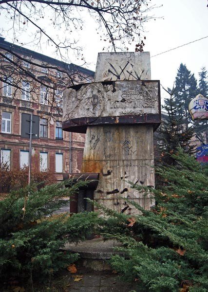 taki-monument-to-wstyd-37250