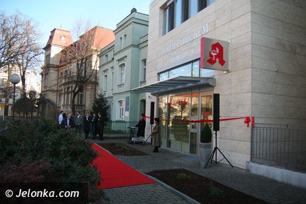 przecieli-wstege-chirurgicznymi-nozyczkami-37317