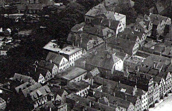 uliczna-historia-cykliczna-na-tyach-rynku-37340