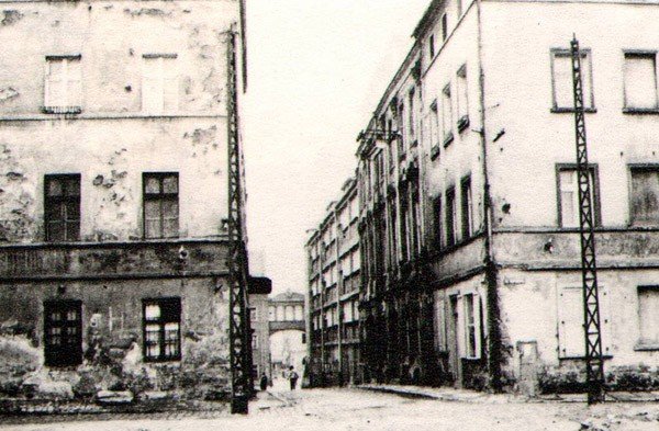 uliczna-historia-cykliczna-na-tyach-rynku-37340