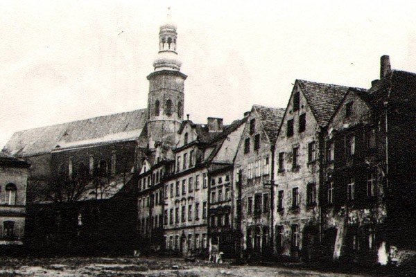 uliczna-historia-cykliczna-na-tyach-rynku-37340