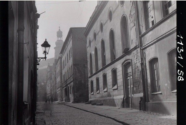 uliczna-historia-cykliczna-na-tyach-rynku-37340