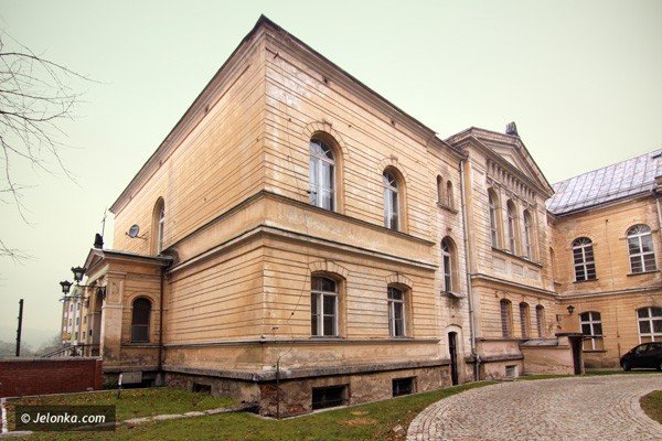 uliczna-historia-cykliczna-na-tyach-rynku-37340