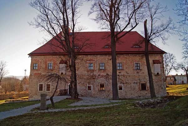 corte-nero-zamkniete-na-kodke-37383