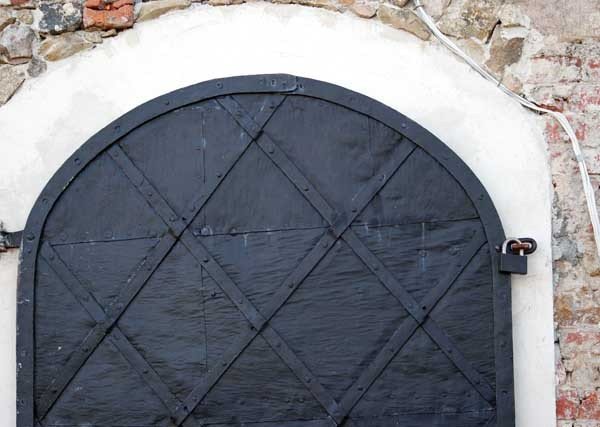 corte-nero-zamkniete-na-kodke-37383