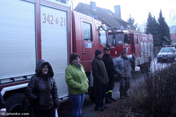 wszed-na-dach-i-grozi-ze-skoczy-bez-powodu-37547