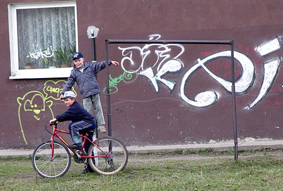 Młodzi rowerzyści niech lepiej zostaną przed blokiem. Stan ścieżek rowerowych jest kiepski.