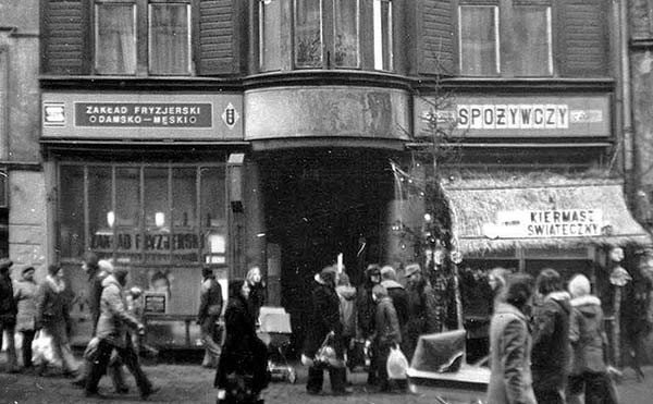 Kiermasz świąteczny pod koniec lat 70. XX wieku. Ulica 1 Maja