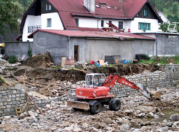 Prace przy odbudowie zniszczeń po powodzi w Piechowicach.