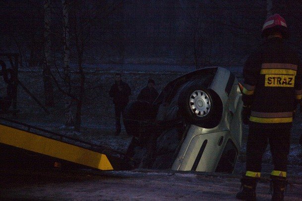 grozna-kraksa-renault-w-rzece-37710