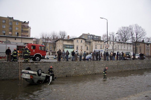 grozna-kraksa-renault-w-rzece-37710