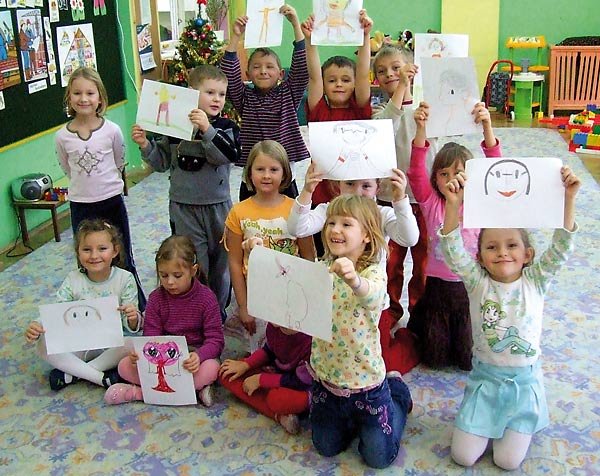 Młodzi jeleniogórzanie z Przedszkola im. Kubusia Puchatka z laurkami na Dzień Babci.