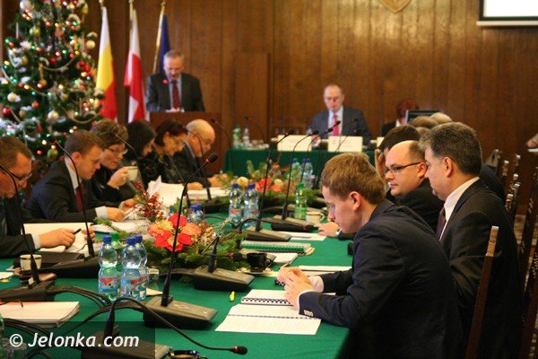 dziesiec-godzin-obrad-i-uchwalenie-budzetu-po-sesji-w-um-37870