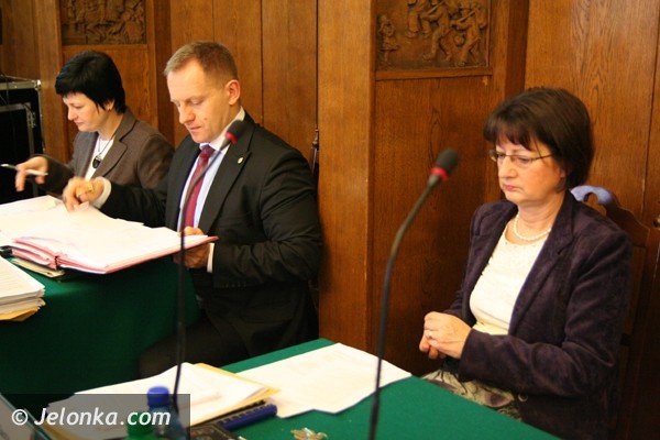 dziesiec-godzin-obrad-i-uchwalenie-budzetu-po-sesji-w-um-37870