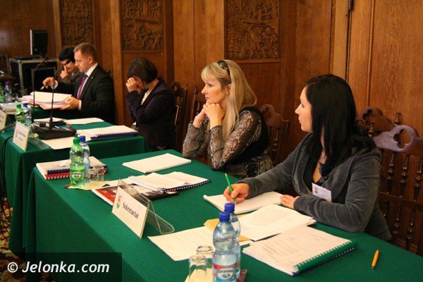 dziesiec-godzin-obrad-i-uchwalenie-budzetu-po-sesji-w-um-37870