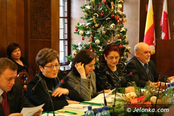 dziesiec-godzin-obrad-i-uchwalenie-budzetu-po-sesji-w-um-37870