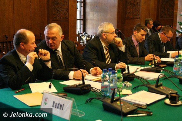 dziesiec-godzin-obrad-i-uchwalenie-budzetu-po-sesji-w-um-37870