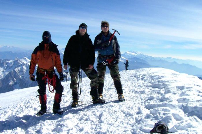 Jeleniogórzanie na Mont Blanc z flagą naszego miasta.