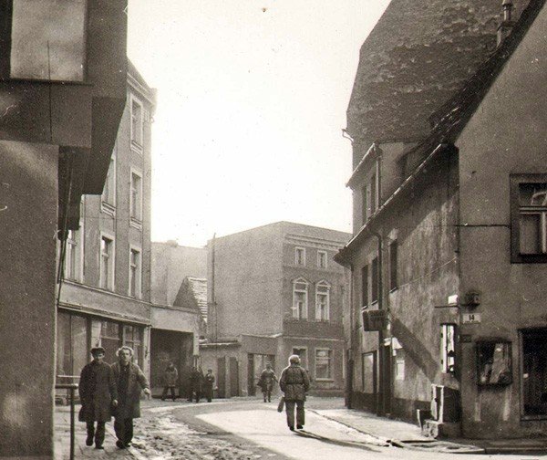 Początek ul. 22 Lipca (Piłsudskiego) w latach 70. X wieku. Tej kamieniczki po prawej stronie już nie ma. Zmieniła się też zabudowa północnej ściany tej części traktu.