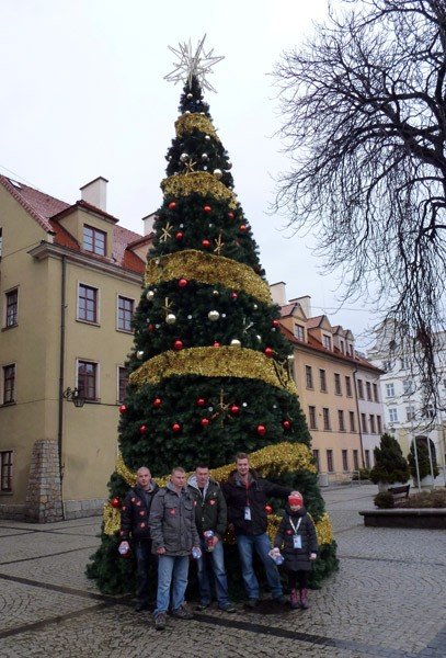 wolontariusze-z-bursy-szkolnej-nr-1-w-jeleniej-gorze-kwestuja-w-xx-finale-wosp-37983