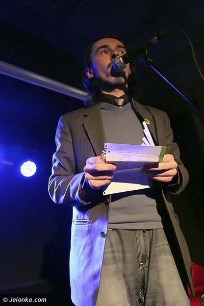 siowali-sie-na-poezje-w-kwadracie-byo-tumnie-37986