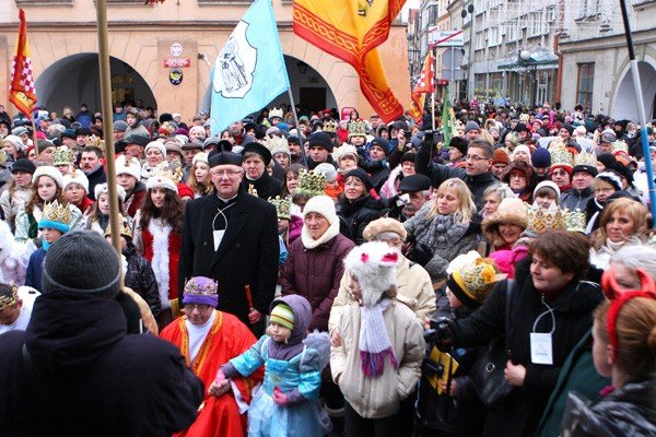 medrcy-swiata-monarchowie-przy-ratuszu-oddali-pokon-dzieciatku-37991