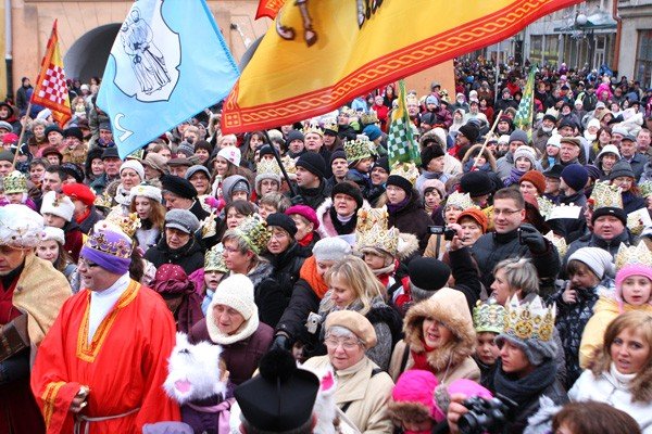 medrcy-swiata-monarchowie-przy-ratuszu-oddali-pokon-dzieciatku-37991