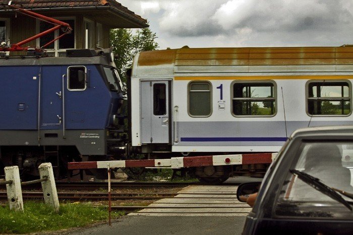 Express Pogórze łączył Jelenią Górę z Warszawą. Jeździł raz w tygodniu przez Węgliniec i Legnicę. Połączenie zlikwidowano po kilku miesiącach od wprowadzenia.