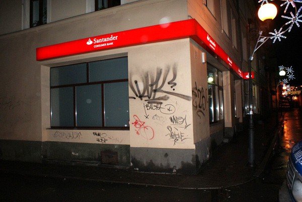 pisali-po-murach-wpadli-dzieki-monitoringowi-i-straznikom-38033
