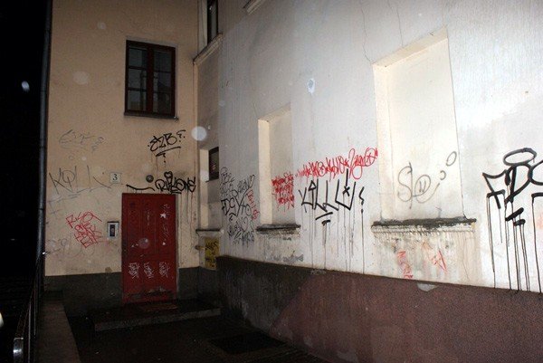 pisali-po-murach-wpadli-dzieki-monitoringowi-i-straznikom-38033