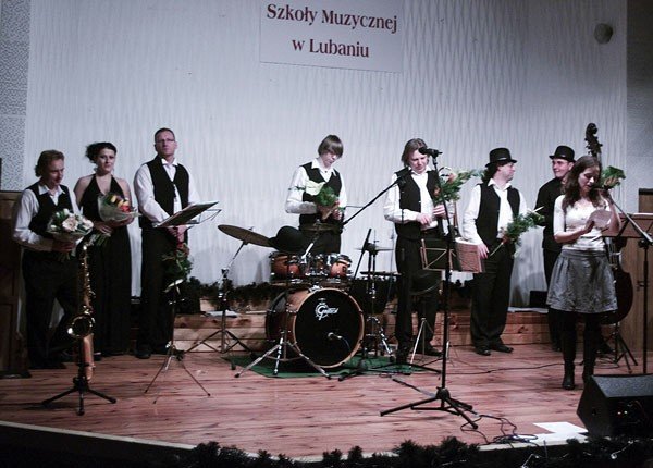 wybiegli-na-arene-satyry-aby-pomoc-rafaowi-38086