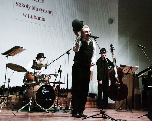 wybiegli-na-arene-satyry-aby-pomoc-rafaowi-38086