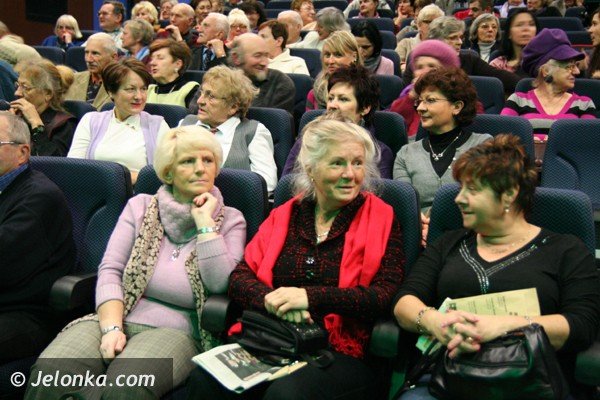 salwy-smiechu-i-burza-oklaskow-dla-seniorit-38138