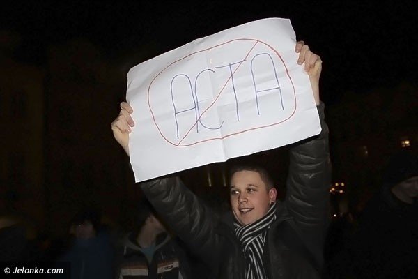 acta-do-kosza-rzad-do-wymiany-protestowali-przeciw-ograniczeniu-swobody-w-sieci-38304