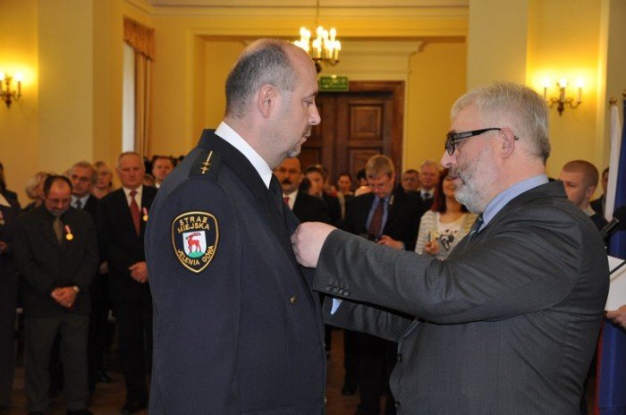 jeleniogorscy-straznicy-miejscy-odznaczeni-38323