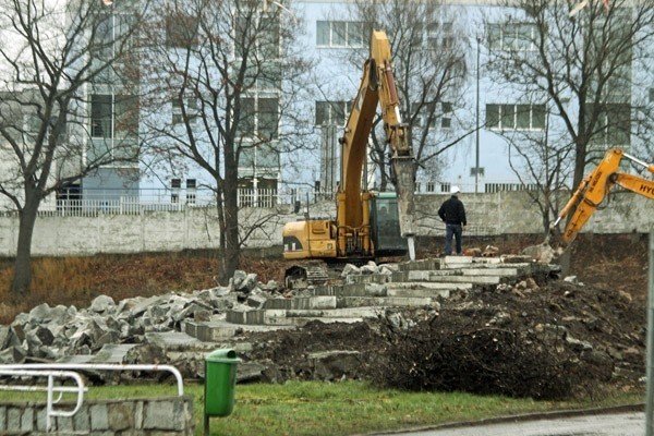 Na placu przebudowy stadionu przy ul. Złotniczej. Obiekt nie doczeka się statusu cenrtum treningowego Euro 2012. Czy kibice futbolu będą mieli swoją strefę?