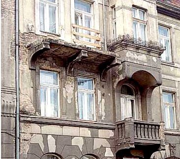 Odremontowane balkony przy ulicy Matejki. Nie spadną, ale prace wykonano niezbyt starannie.