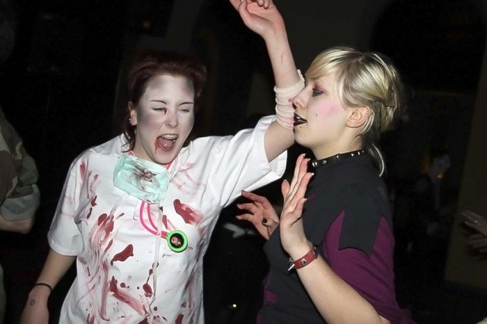 strach-mia-wielkie-oczy-zombie-ostatki-w-oriencie-38715