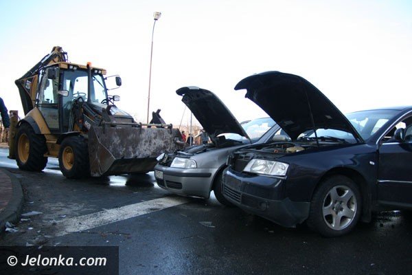uderzy-audi-w-skode-a-oba-pojazdy-hukney-w-koparke-38775