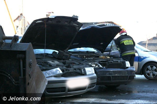 uderzy-audi-w-skode-a-oba-pojazdy-hukney-w-koparke-38775