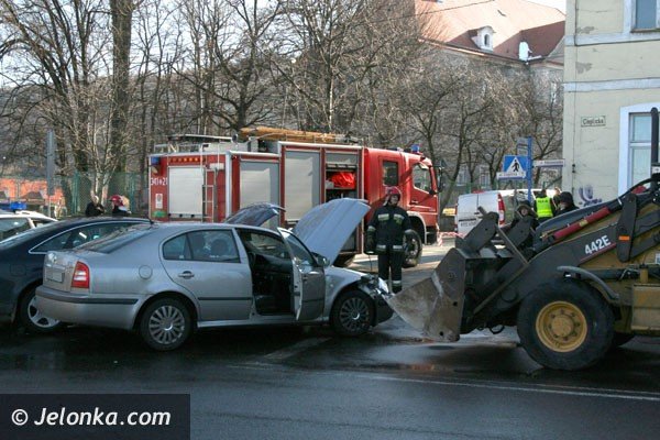 uderzy-audi-w-skode-a-oba-pojazdy-hukney-w-koparke-38775