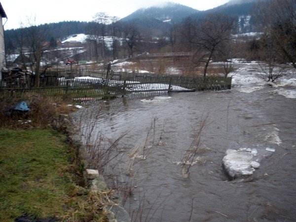 zatory-lodowe-na-bobrze-podtopio-wsie-38812