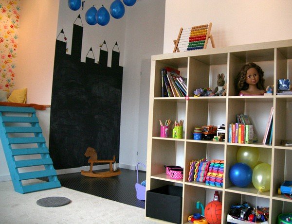 dorosli-przy-kawie-dzieci-przy-grach-i-bajkach-38840