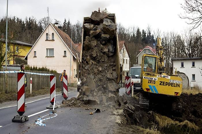 Ekipy drogowców naprawiają ubytki w jezdni.