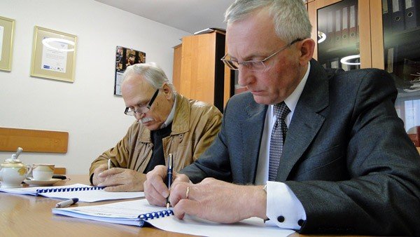 Umowę na budowę sortowni w Lubawce podpisali: (od prawej) prezes Sanikom w Lubawce Andrzej Wojdyła i prezes EGBUD Bogatynia Andrzej Karasiński.