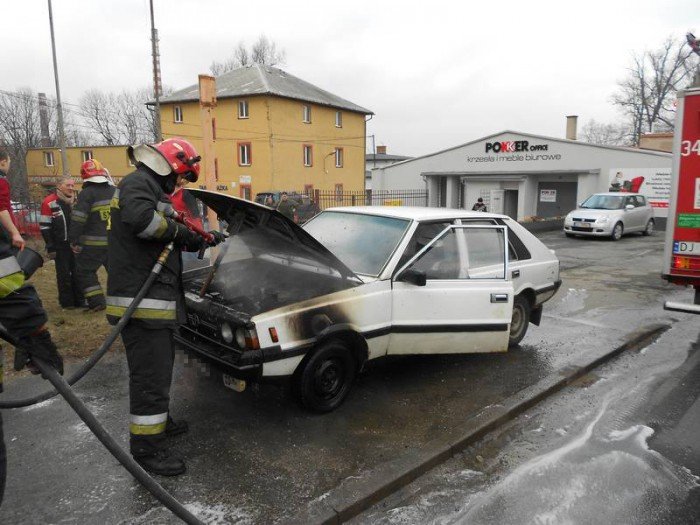 polonez-w-ogniu-przez-uszkodzony-przewod-paliwowy-38969